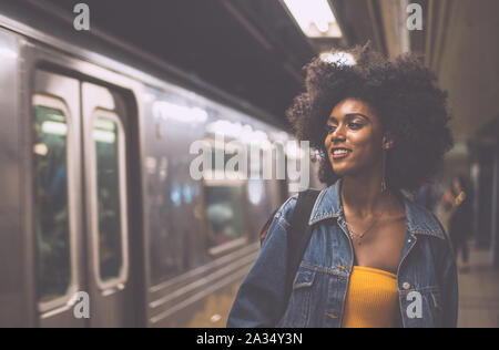 Junge schöne Mädchen gehen in Time Square U-Bahnhof, der Zug. Lifestyle Konzepte über New York Stockfoto