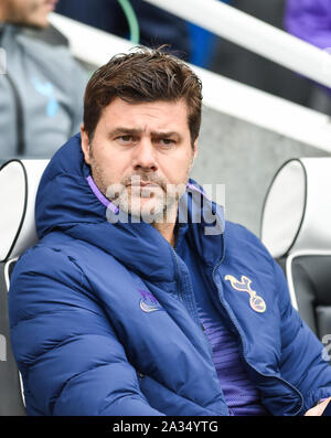 Brighton, UK. 5. Oktober 2019. Tottenham Manager Mauricio Pochettino während der Premier League Match zwischen Brighton und Hove Albion und Tottenham Hotspur an der Amex Stadion - nur für den redaktionellen Gebrauch bestimmt. Kein Merchandising. Für Fußball Bilder FA und Premier League Einschränkungen Inc. kein Internet/Mobile Nutzung ohne fapl Lizenz - für Details Kontakt Fußball Dataco: Credit Simon Dack TPI/Alamy leben Nachrichten Stockfoto