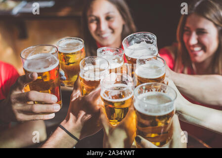 Gruppe Teens Spaß in einem Pub in Stockfoto