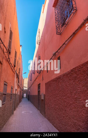 Kleine Straße in der Medina von Marrakesch entfernt. In Marrakesch die Häuser sind traditionell Rosa. Marokko Stockfoto