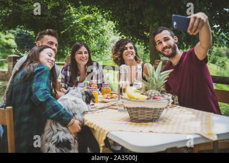 Eine Gruppe von Freunden die Zeit machen ein Picknick Stockfoto