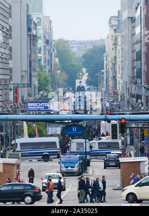 Berlin, Deutschland. 05 Okt, 2019. Polizei Autos stehen über die Friedrichstraße und blockieren Sie den Zugriff für Autos. Die Einkaufsstraße zwischen Französischer Straße und Mohrenstraße ist autofrei, bis Sonntag Abend (06.10.2019). Das Projekt sollte ein Test ausgeführt werden. Credit: Paul Zinken/dpa/Alamy leben Nachrichten Stockfoto