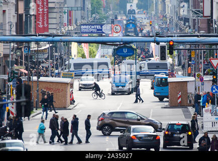 Berlin, Deutschland. 05 Okt, 2019. Polizei Autos stehen über die Friedrichstraße und blockieren Sie den Zugriff für Autos. Die Einkaufsstraße zwischen Französischer Straße und Mohrenstraße ist autofrei, bis Sonntag Abend (06.10.2019). Das Projekt sollte ein Test ausgeführt werden. Credit: Paul Zinken/dpa/Alamy leben Nachrichten Stockfoto