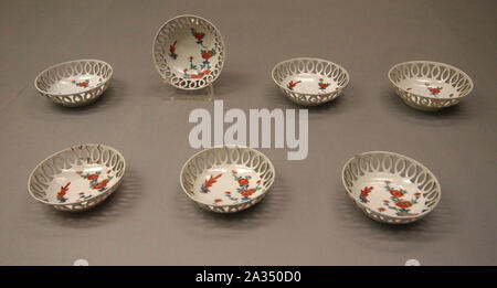 Gericht. Design Blumen und Vögel in gebrannte Glasur noch mal überglasieren Emaille und ineinander greifenden Kreise in Openwork. Edo Periode, aus dem 17. Jahrhundert. Kakiemon Imari-porzellan, Art. Stockfoto