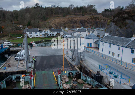 Port Askaig Hafen und Fähre vom Deck des CalMac Fähre genommen, von der Insel Islay, Innere Hebriden, Schottland Stockfoto