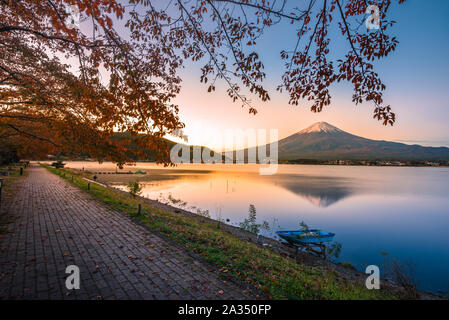 Landschaft Bild von Mt. Fuji über dem See Kawaguchiko bei Sonnenaufgang in Fujikawaguchiko, Japan. Stockfoto