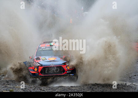 Hafren, UK. 05 Okt, 2019. SS 13 Süße Lamm Hafren, Wales Rally GB 2019 Stufe 13: Craig BREEN & Co Fahrer Paul NAGLE konkurrieren in der HYUNDAI i20 Hyundai Coupé WRC für Shell Mobis World Rally Team Hits das Wasser spritzen mit deutlichen Schäden am vorderen Ende der Auto Kredit: Gareth Dalley/News Bilder Stockfoto