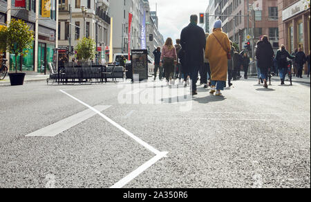 Berlin, Deutschland. 05 Okt, 2019. Menschen sind in der Mitte der Friedrichstraße. Die Einkaufsstraße zwischen Französischer Straße und Mohrenstraße ist autofrei, bis Sonntag Abend (06.10.2019). Das Projekt sollte ein Test ausgeführt werden. Quelle: Annette Riedl/dpa/Alamy leben Nachrichten Stockfoto