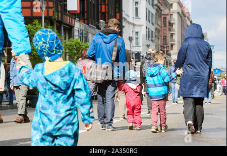 Berlin, Deutschland. 05 Okt, 2019. Erwachsene und Kinder Spaziergang entlang der Friedrichstraße. Die Einkaufsstraße zwischen Französischer Straße und Mohrenstraße ist autofrei, bis Sonntag Abend (06.10.2019). Das Projekt sollte ein Test ausgeführt werden. Quelle: Annette Riedl/dpa/Alamy leben Nachrichten Stockfoto