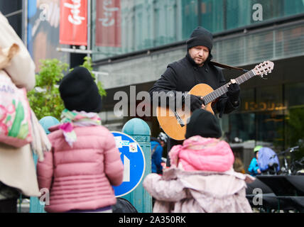 Berlin, Deutschland. 05 Okt, 2019. Straßenmusiker Robert Lee spielt Gitarre in der Friedrichstraße. Die Einkaufsstraße zwischen Französischer Straße und Mohrenstraße ist autofrei, bis Sonntag Abend (06.10.2019). Das Projekt sollte ein Test ausgeführt werden. Quelle: Annette Riedl/dpa/Alamy leben Nachrichten Stockfoto