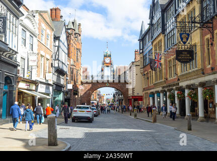 Eastgate Fußgängerzone, Chester. Eastgate clock im Hintergrund. Stockfoto