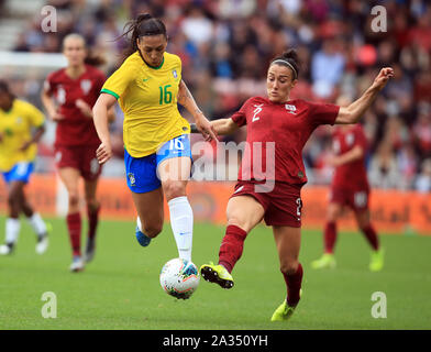 In Brasilien Joao Beatriz (links) und England's Lucy Bronze Kampf um den Ball während der internationalen Freundschaftsspiel im Riverside Stadium, Middlesbrough. Stockfoto