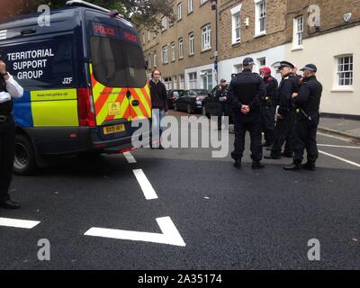 London, Großbritannien. 05 Okt, 2019. Polizei haben Verhaftungen außerhalb Lambeth Old Court House als Klima Demonstranten Aussterben Rebellion planen, Brücken Credit: Rachel Megawhat/Alamy Leben Nachrichten blockieren Stockfoto