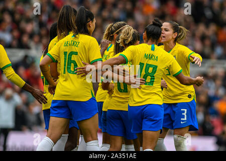 Middlesbrough, UK. 05 Okt, 2019. MIDDLESBROUGH, ENGLAND zum 5. Oktober Oliveira Debora Brasiliens Frauen feiert mit Ihren Teamkollegen nach zählen während der internationalen Freundschaftsspiel zwischen England und Brasilien Frauen Frauen an der Riverside Stadium, Middlesbrough am Samstag, den 5. Oktober 2019. (Quelle: Iam Brennen | MI Nachrichten) das Fotografieren dürfen nur für Zeitung und/oder Zeitschrift redaktionelle Zwecke verwendet werden, eine Lizenz für die gewerbliche Nutzung Kreditkarte erforderlich: MI Nachrichten & Sport/Alamy leben Nachrichten Stockfoto