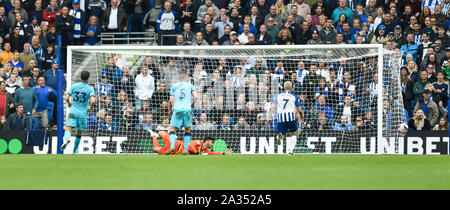 Brighton, UK. 5. Oktober 2019. Paulo Gazzaniga der Sporen ist als Aaron Connolly von Brighton Brände in ihrem dritten Ziel während der Premier League Match zwischen Brighton und Hove Albion und Tottenham Hotspur an der Amex Stadion geschlagen - nur für den redaktionellen Gebrauch bestimmt. Kein Merchandising. Für Fußball Bilder FA und Premier League Einschränkungen Inc. kein Internet/Mobile Nutzung ohne fapl Lizenz - für Details Kontakt Fußball Dataco: Credit Simon Dack TPI/Alamy leben Nachrichten Stockfoto