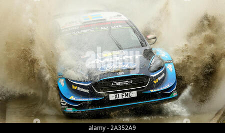 Schweden Pontus Tidemand und Ola Flone im Ford Fiesta R2 bei Tag drei des Wales Rally GB. Stockfoto