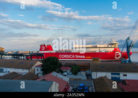 Fähre Corsica Linea im Hafen von Bejaia und weiter nach Marseille, Frankreich Stockfoto