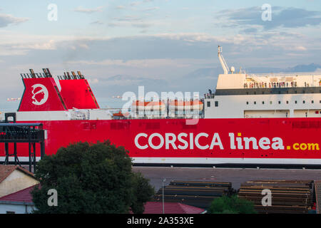 Fähre Corsica Linea im Hafen von Bejaia und weiter nach Marseille, Frankreich Stockfoto