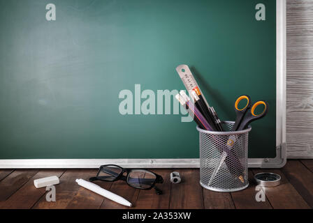 Foto der schule Schreibwaren auf leeren grünen Tafel Hintergrund. Kopieren Sie Platz für Text. Stockfoto