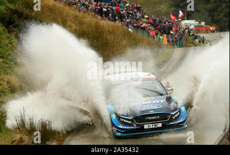 Schweden Pontus Tidemand und Ola Flone im Ford Fiesta R2 bei Tag drei des Wales Rally GB. Stockfoto