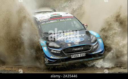 Großbritanniens Elfyn Evans und Scott Martin im Ford Fiesta WRC bei Tag drei des Wales Rally GB. Stockfoto