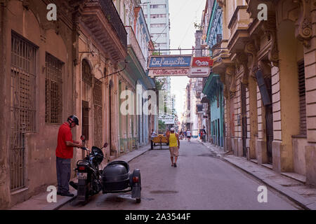 Ein Mann bereitet seine klassische Motorrad und Seitenwagen in Havanna, Kuba zu fahren Stockfoto