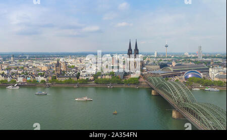 Luftaufnahme von Koeln City Center gesehen vom Rhein (Rhein). Von links nach rechts, der Altstadt (Altstadt), Rathaus (Town Hall), Dom (Kathedrale) und Stockfoto