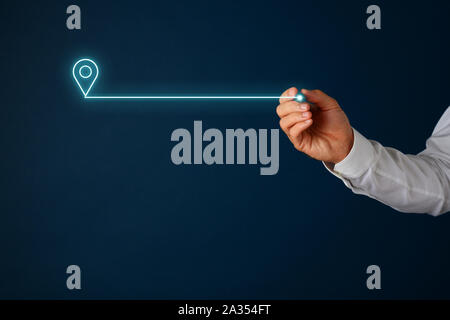 Männliche hand Zeichnen einer Linie, die vom glühenden Pin der Karte ein Symbol. Über Marine blauen Hintergrund. Stockfoto