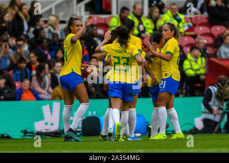 Middlesbrough, UK. 05 Okt, 2019. MIDDLESBROUGH, ENGLAND zum 5. Oktober Oliveira Debora Brasiliens Frauen feiert mit Ihren Teamkollegen nach zählen während der internationalen Freundschaftsspiel zwischen England und Brasilien Frauen Frauen an der Riverside Stadium, Middlesbrough am Samstag, den 5. Oktober 2019. (Quelle: Iam Brennen | MI Nachrichten) das Fotografieren dürfen nur für Zeitung und/oder Zeitschrift redaktionelle Zwecke verwendet werden, eine Lizenz für die gewerbliche Nutzung Kreditkarte erforderlich: MI Nachrichten & Sport/Alamy leben Nachrichten Stockfoto