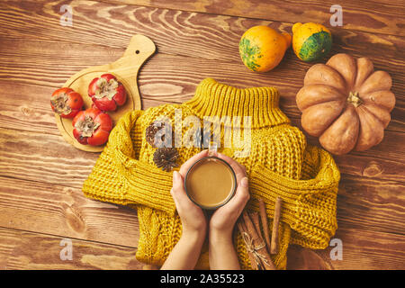 Kürbis Latte mit Gewürzen mit gestrickten Jacke und Kürbis eingerichtet. Stockfoto