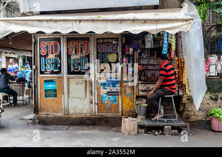 Mumbai, Maharashtra Indien 12. August 2019 Mumbai Panwala Breach Candy trasse Anbieter verkaufen PAAN oder betelblatt in seinem Geschäft 12. August 2019 Stockfoto