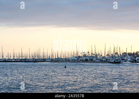 Blick auf den Hafen von Santa Barbara. Santa Barbara, Kalifornien, USA. Stockfoto