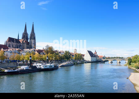 Regensburg: Donau (Donau), Steinerne Brücke (Steinerne Brücke), St. Peter's Kirche - der Regensburger Dom in der Oberpfalz, Oberpfalz, Bayer Stockfoto