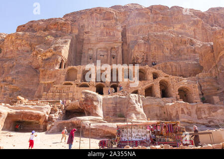Petra, Jordanien - Sept 21, 2013: Alte grab Gebäude in den Bergen von Petra und verkaufen touristische Produkte Beduinen in Jordanien geschnitzt Stockfoto