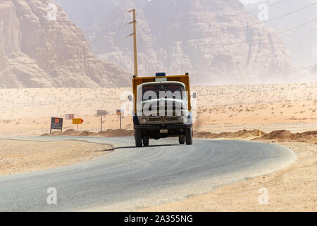 Wadi Rum, Jordanien - Sept 22, 2013: Alte Mercedes Lkw durch das Wadi Rum Wüste auf einer Straße in Jordanien Stockfoto