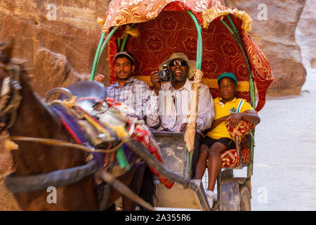 Petra, Jordanien - Sept 21, 2013: Beduinen mit ihren Schlitten Touristen durch die Al Siq Schlucht mit schneller Geschwindigkeit. Die Al Siq Schlucht ist natürlich und Stockfoto