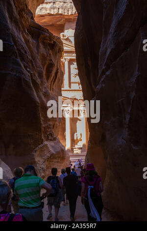 Petra, Jordanien - Sept 21, 2013: Touristen erreichen der Treasury Gebäude in Petra am Ende der Wanderung über die Al Siq Schlucht. Es ist eine schöne sig Stockfoto