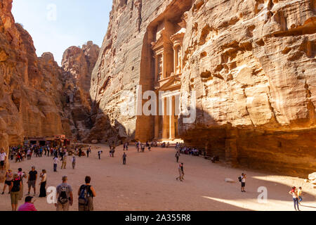 Petra, Jordanien - Sept 21, 2013: Touristen mit Blick auf die Treasury Gebäude in Petra, Jordanien. Sehr große Fassade geschnitzt in den bergen Tausende von Stockfoto