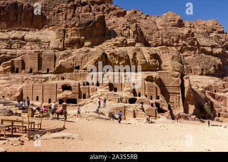 Petra, Jordanien - Sept 21, 2013: Touristen vor dem geschnitzten Häuser in den Bergen von Petra Stockfoto
