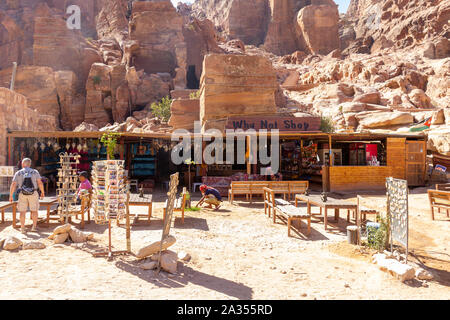 Petra, Jordanien - Sept 21, 2013: Shop mit dem Namen Warum nicht Shop in der Mitte von Petra. Der Shop verkauft alle Arten von Erinnerungsstücken an Touristen wie postca Stockfoto