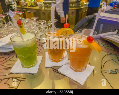 Verschiedene Arten von Obst Cocktails auf einer Theke Stockfoto