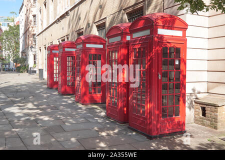 Typische vintage rote Telefonzellen an sonnigen Street in London, England Stockfoto