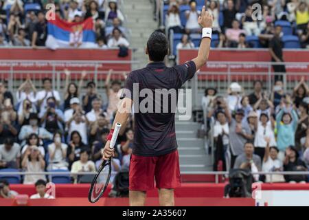 Tokio, Japan. 5. Okt, 2019. Novak Djokovic (SRB) begrüßt das Publikum nach dem Gewinn singles Halbfinale der Männer finale Match am Rakuten Japan Open Tennis Championships 2019 in Ariake Colosseum. Das Turnier ist vom 30. September bis zum 6. Credit: Rodrigo Reyes Marin/ZUMA Draht/Alamy leben Nachrichten Stockfoto