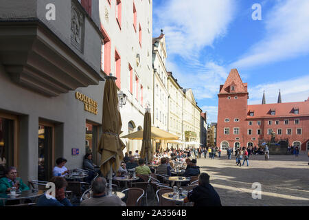 Regensburg: square Haidplatz, Thon-Dittmer-Palais (links), Haus Neue Waag (rechts) in der Oberpfalz, Oberpfalz, Bayern, Bayern, Deutschland Stockfoto