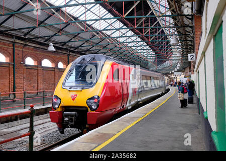 Jungfrau Klasse 221 Super Voyager am Bahnhof über Passagiere in Holyhead in Wales. Stockfoto