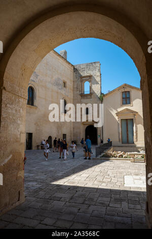 Blick durch den Bogen der Innenhof des Castello Carlo V (Schloss) in Lecce Lecce, Apulien (Puglia) im südlichen Italien Stockfoto