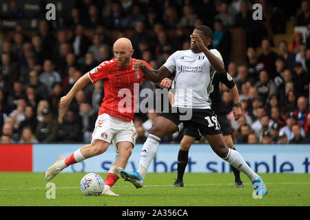 London, Großbritannien. 05 Okt, 2019. Jonathan Williams von Charlton Athletic's (L) schoß auf Ziel blockiert wird von Ivan Cavaleiro von Fulham (R). EFL Skybet championship Match, Fulham v Charlton Athletic im Craven Cottage in London am Samstag, den 5. Oktober 2019. Dieses Bild dürfen nur für redaktionelle Zwecke verwendet werden. Nur die redaktionelle Nutzung, eine Lizenz für die gewerbliche Nutzung erforderlich. Keine Verwendung in Wetten, Spiele oder einer einzelnen Verein/Liga/player Publikationen. pic von Steffan Bowen/Andrew Orchard sport Fotografie/Alamy Live news Credit: Andrew Orchard sport Fotografie/Alamy leben Nachrichten Stockfoto