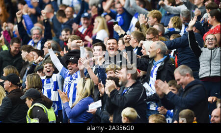 Brighton UK 5. Oktober 2019 - Brighton Fans feiern während des Premier League Spiels zwischen Brighton und Hove Albion und Tottenham Hotspur im Amex Stadium - nur redaktionelle Verwendung. Keine Merchandising-Produkte. Für Fußball Bilder FA und Premier League Einschränkungen gelten inc. Keine Internet / mobile Nutzung ohne FAPL-Lizenz - für Details kontaktieren Football Dataco : Credit Simon Dack TPI / Alamy Live News Stockfoto