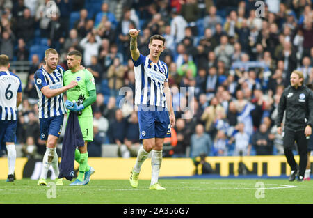 Brighton UK, 5. Oktober – Lewis Dunk of Brighton feiert nach dem 3-0. Sieg während des Premier League-Spiels zwischen Brighton und Hove Albion und Tottenham Hotspur im Amex-Stadion – nur zur Verwendung mit Photo Simon Dack/Tele Images Editorial. Kein Merchandising. Für Fußballbilder gelten Einschränkungen für FA und Premier League. Keine Nutzung von Internet/Mobilgeräten ohne FAPL-Lizenz. Weitere Informationen erhalten Sie von Football Dataco : Credit Simon Dack TPI / Alamy Live News Stockfoto