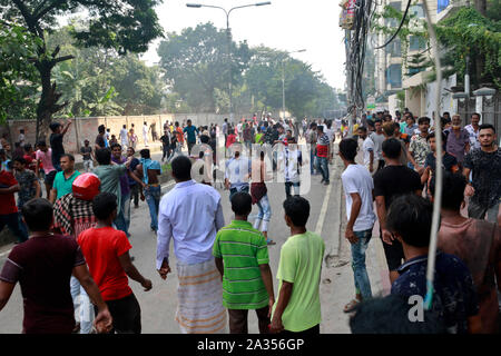 Dhaka, Bangladesch - Oktober 06, 2019: Unzufriedene Einwohner von Genf Camp mit Polizei inmitten Proteste über konstante Stromausfall Unionspolitiker haben an der Ca Stockfoto